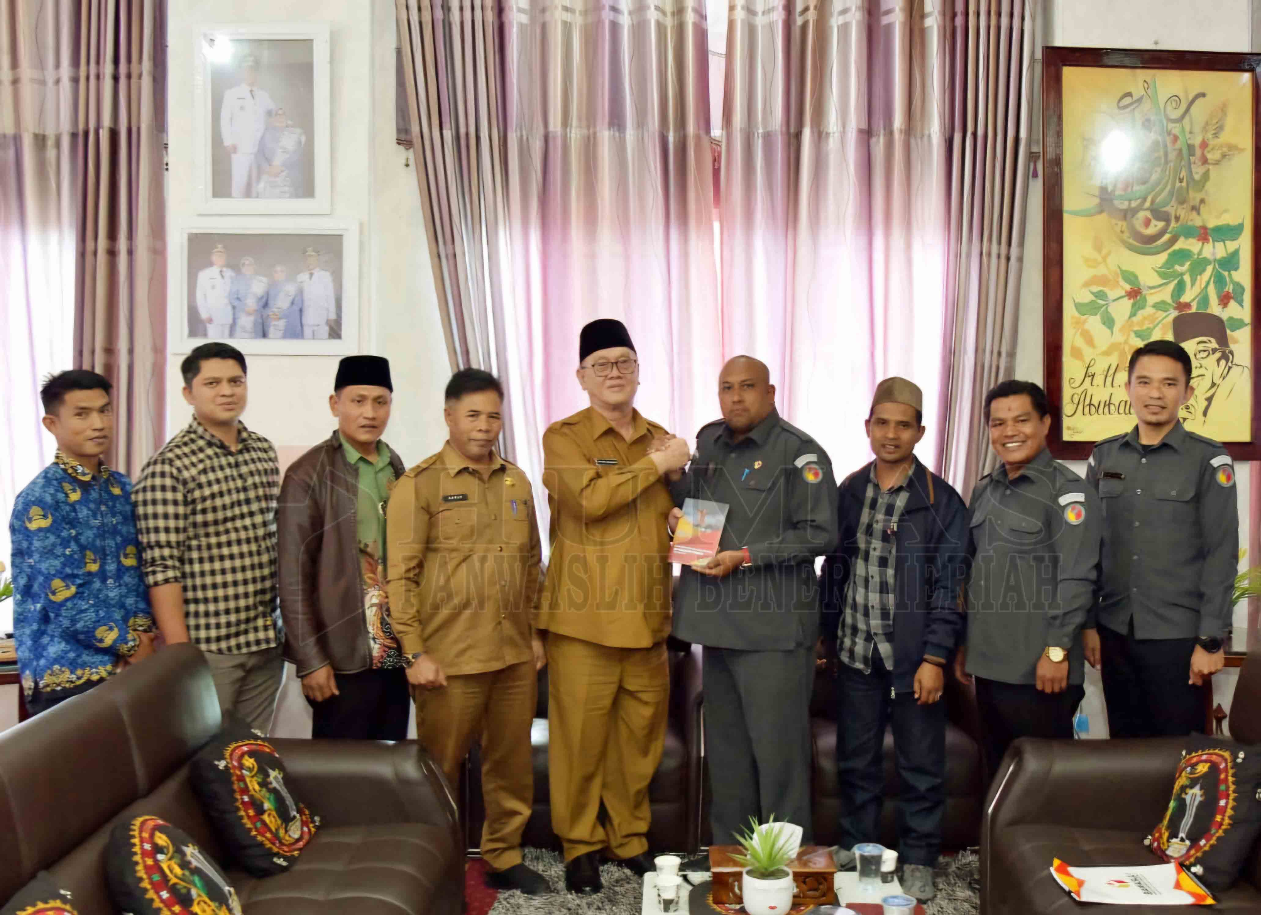 Foto Penyerahan Buku