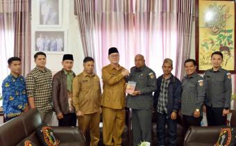 Foto Penyerahan Buku